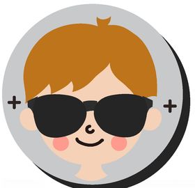 戴眼镜的跳高男孩