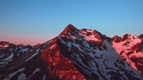 连绵的雪山