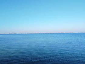 城市湖面风景