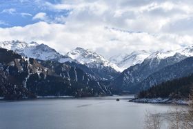 高原湖泊雪山雪峰