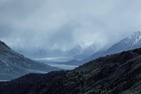 简约天空云海春季海报