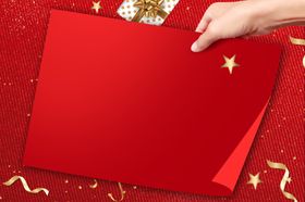 信封邀请函红色彩带金色背景素材