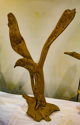 根雕雄鹰展翅