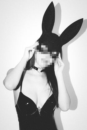 黑色兔女郎装扮