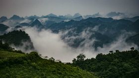 抽象山峰人物海报