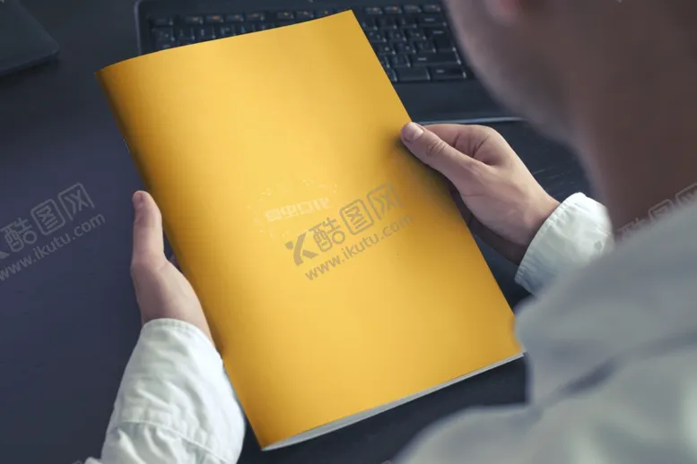 编号：77928006251335359747【酷图网】源文件下载-画册样机