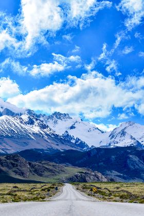 蓝天白云雪山大气背景