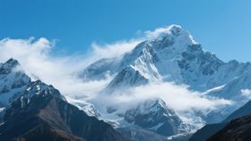 巍峨雪山云雾缭绕美景