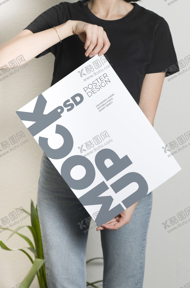 编号：84467509262232265352【酷图网】源文件下载-手持海报展示样机