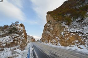 公路上行驶的汽车