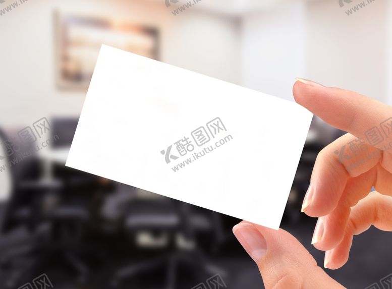 编号：66235107050344129969【酷图网】源文件下载-手拿名片样机