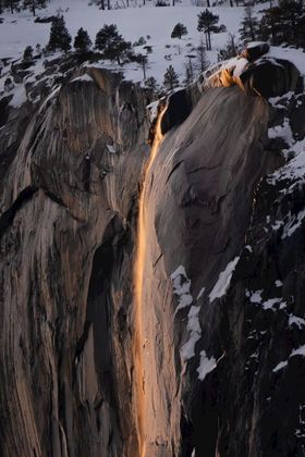 火瀑布雪景