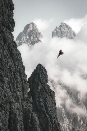 月亮装饰画山脉