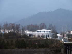 公园临河建筑风景分层