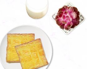 早餐面包片牛奶