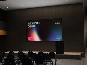 现代会议室的投影屏幕场景