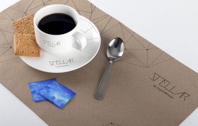 杯子样机手持咖啡咖啡纸果汁模板展示