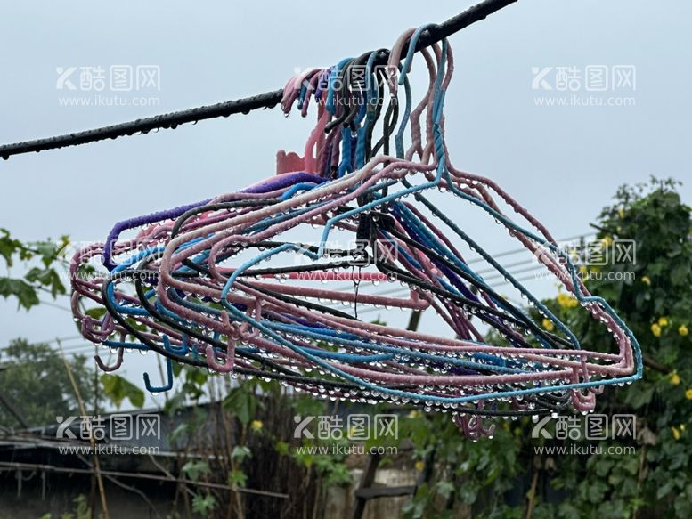 编号：75954812121454419157【酷图网】源文件下载-晾衣架上的雨滴