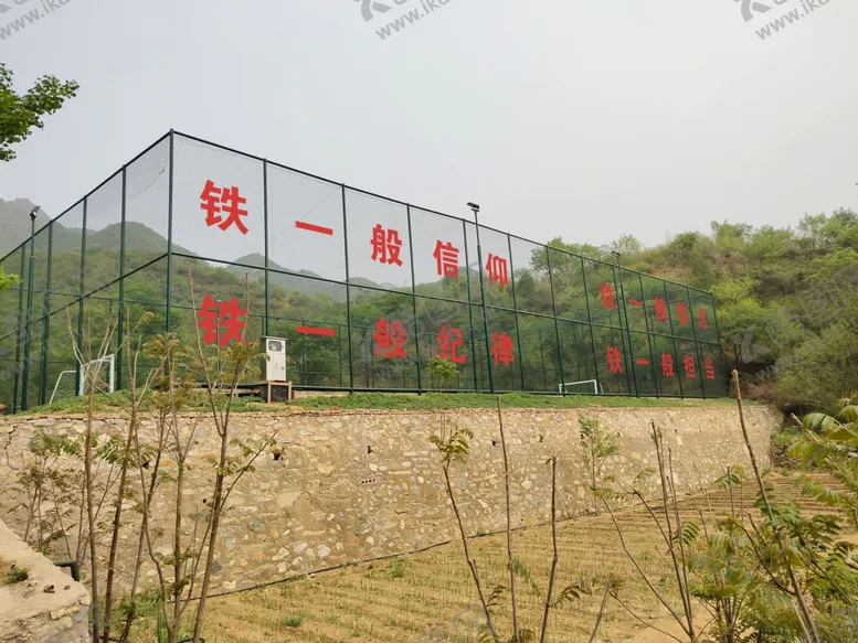 编号：97146807020245354436【酷图网】源文件下载-山区铁网足球场立体字效果图