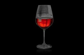 已扣红酒杯