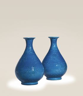 蓝釉刻花花卉玉壶春瓶