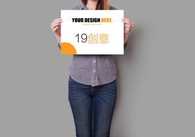 人物手持海报样机