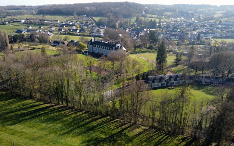 编号：17296209111634261496【酷图网】源文件下载-城镇建筑草地天空风景