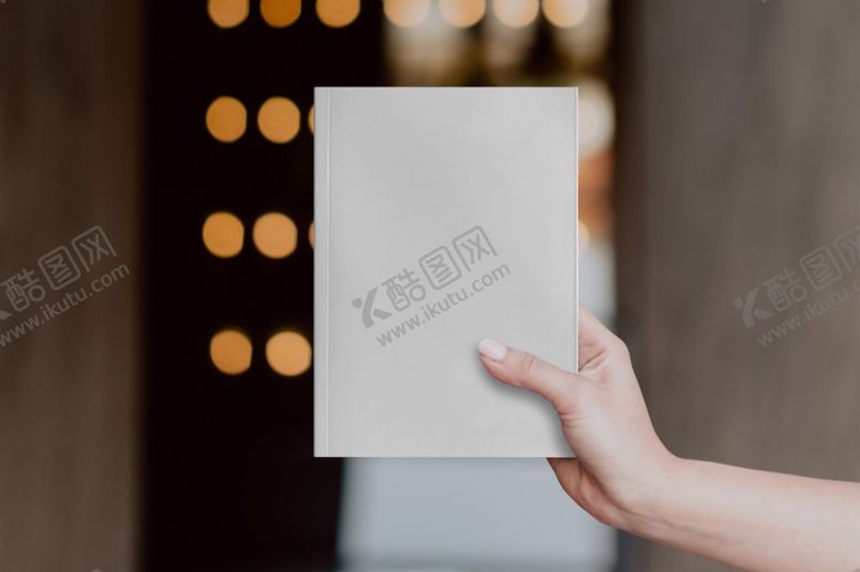 编号：69718905180747118106【酷图网】源文件下载-手拿书本样机模板素材