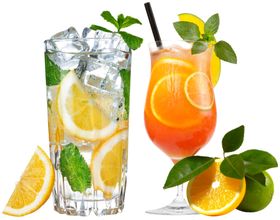 手绘风加冰鸡尾酒酒杯矢量图