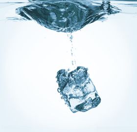冰块掉落水中矢量素材