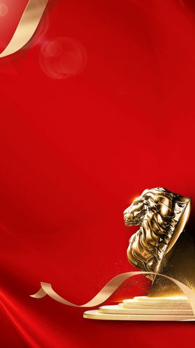 红色背景上的精致金色摆件