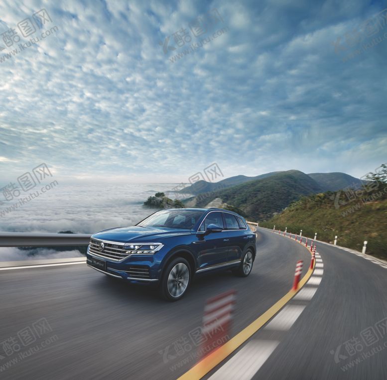 编号：25644009230253051933【酷图网】源文件下载-蓝色汽车行驶在山海公路