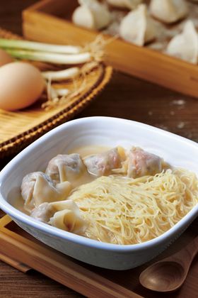 传统美食馄饨面海报