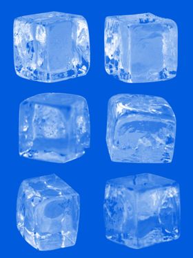 蓝色背景下的透明冰块