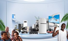 实验室中的科研人员交流场景