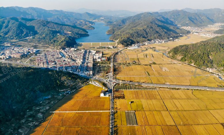 编号：99217810130230228153【酷图网】源文件下载-航拍稻田