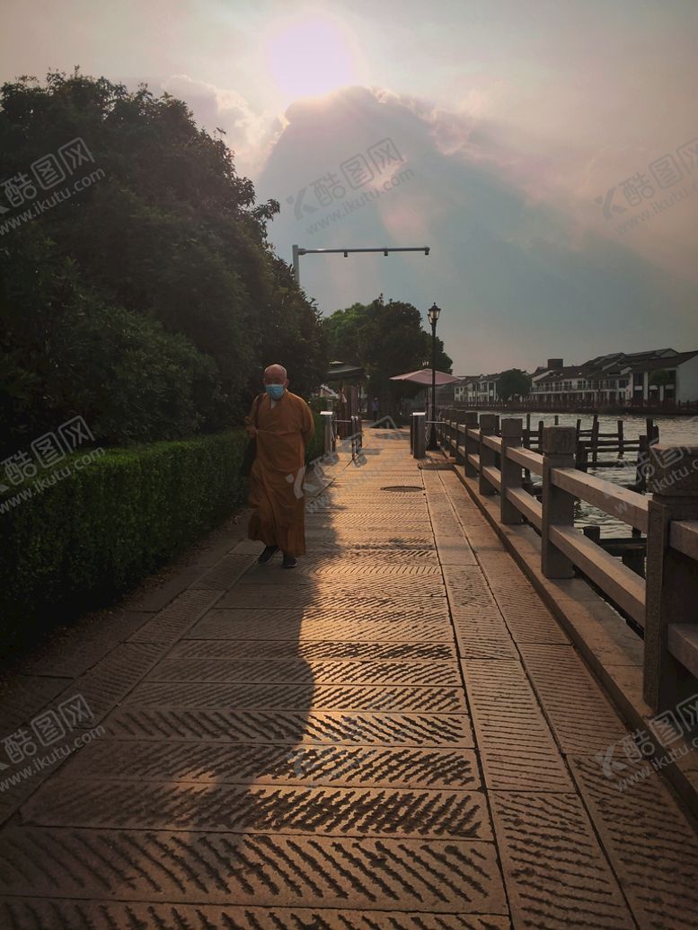 编号：02734110031434043825【酷图网】源文件下载-走在阳光下