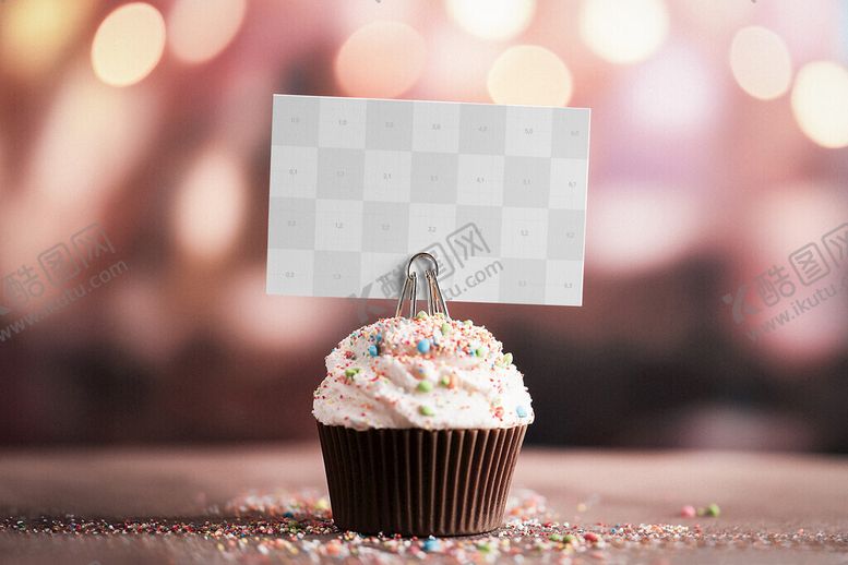 编号：24282904050134512373【酷图网】源文件下载-纸杯蛋糕上的空白卡片展示样机