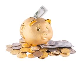 金猪存钱罐与散落的钱币png