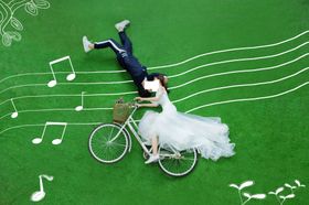婚纱照写真草地绘画粉笔