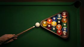 手握球杆瞄准台球瞬间