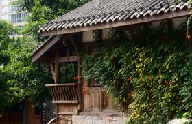 古朴小屋被绿植环绕