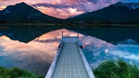 群山湖水栈桥天空风景