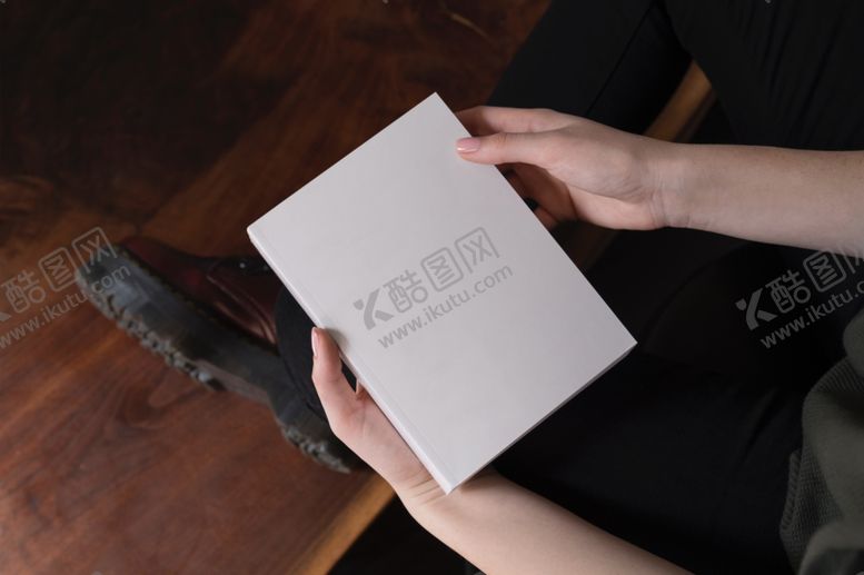 编号：99927207080826163735【酷图网】源文件下载-手拿书本样机模板素材
