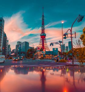 日本东京塔雨后倒影