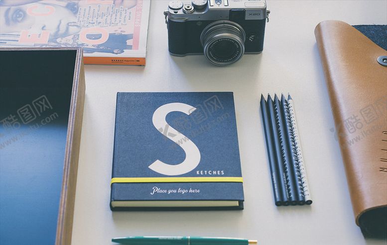 编号：28772809271702543530【酷图网】源文件下载-笔记本样机木纹背景木桌样