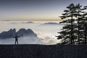 简约天空云海春季海报