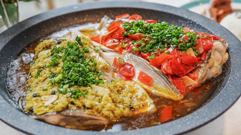 编号：19257011020222384325【酷图网】源文件下载-双椒千岛湖鱼头