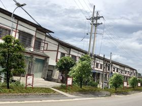 新农村鹅卵石宣传牌绿植