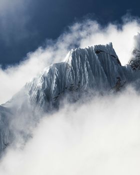 云雾雪山